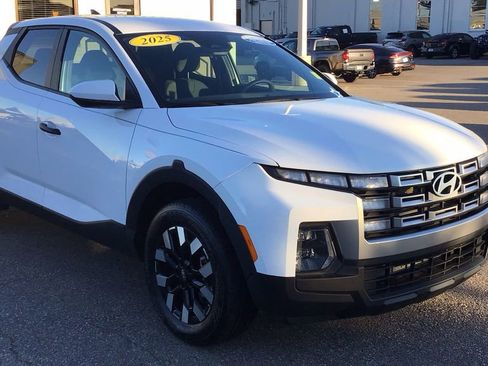 Used 2025 Hyundai Santa Cruz SE image 3