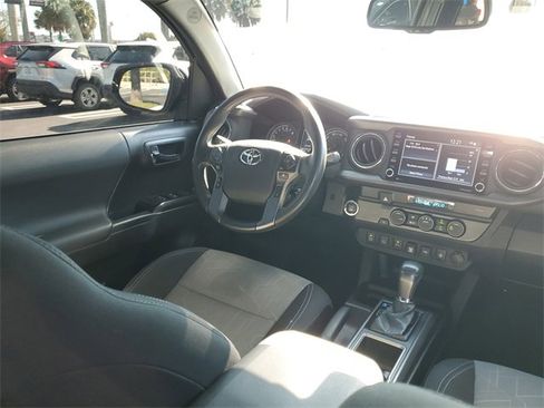 Used 2022 Toyota Tacoma TRD Sport w/ Technology Package image 13