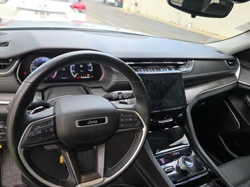 Used 2022 Jeep Grand Cherokee Limited AWD/4WD image 11