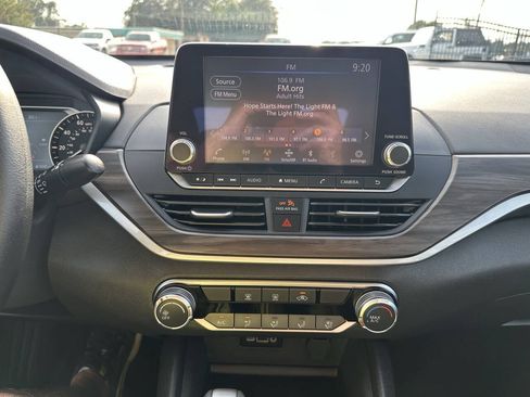 Used 2025 Nissan Altima 2.5 SV FWD image 15