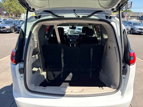 Used 2022 Chrysler Pacifica Touring-L FWD image 31
