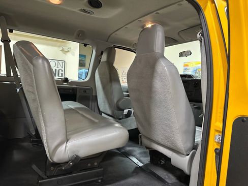 Used 2011 Ford E-150 and Econoline 150 Wagon image 32