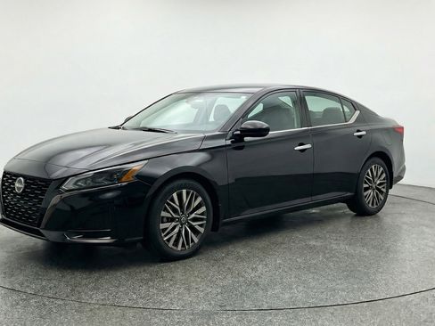 Used 2025 Nissan Altima 2.5 SV FWD image 3