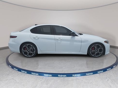 Used 2024 Alfa Romeo Giulia Veloce RWD image 7