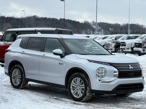 Used 2023 Mitsubishi Outlander ES image 37