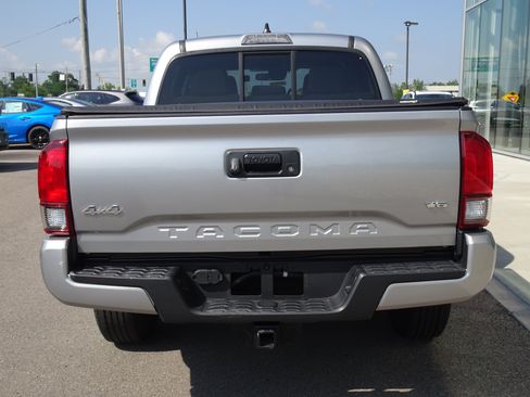 Used 2020 Toyota Tacoma SR AWD/4WD image 4