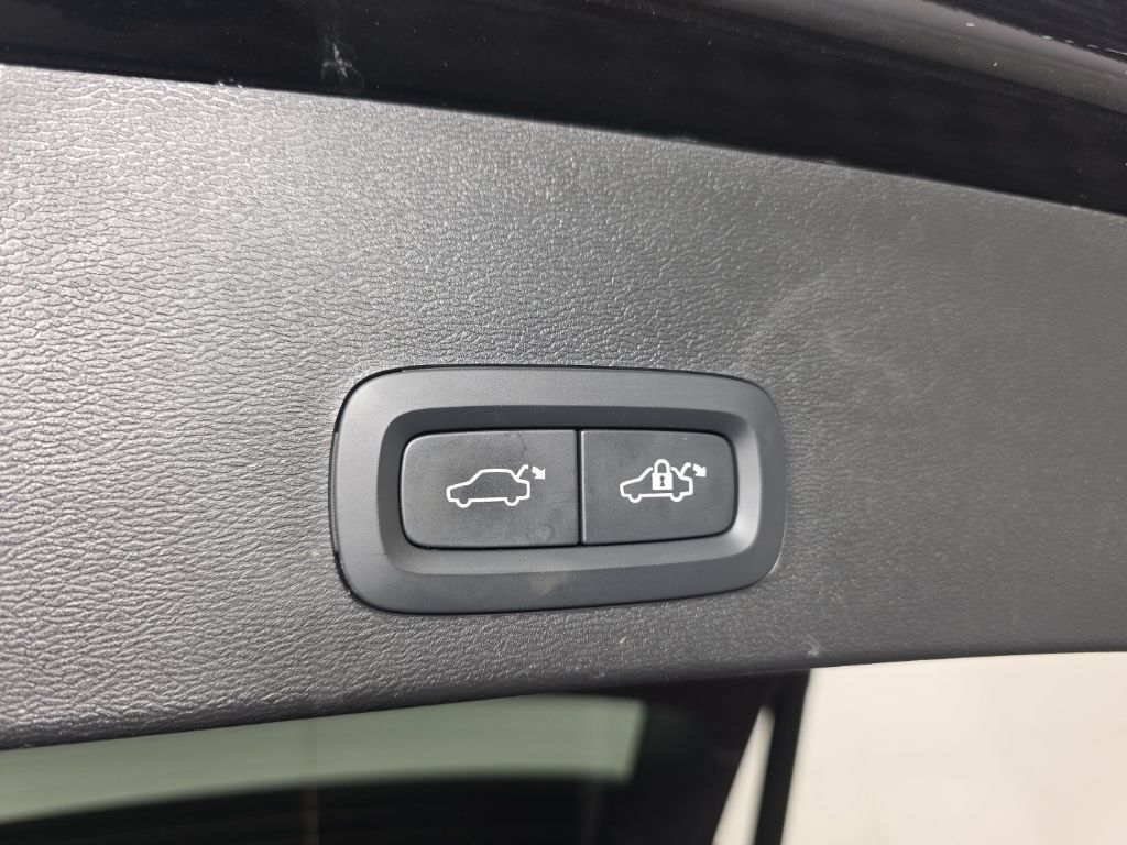 Used 2024 Volvo XC40 B5 Core AWD/4WD image 32