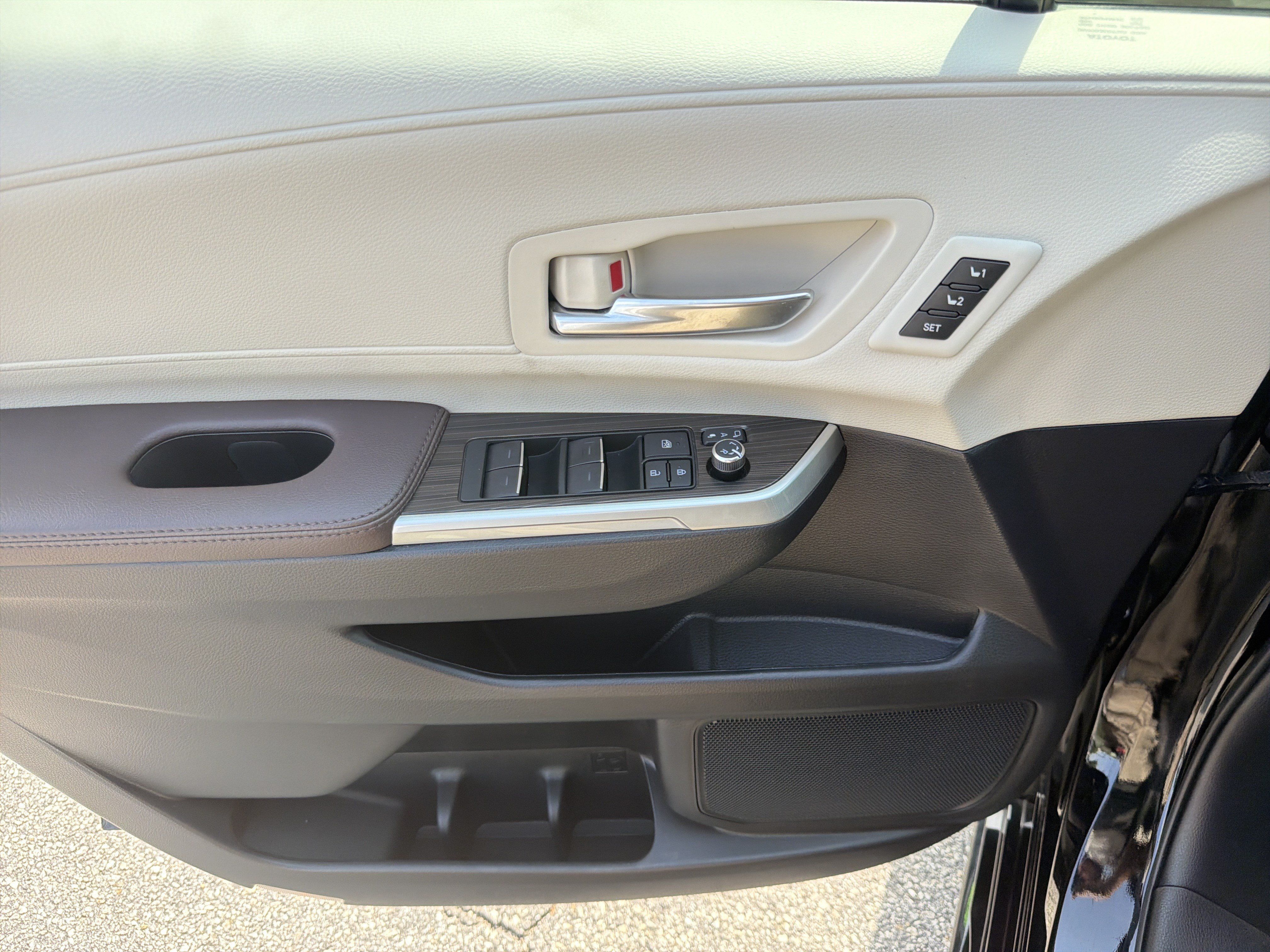 Certified 2024 Toyota Sienna Platinum FWD image 19