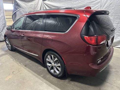 Used 2018 Chrysler Pacifica Limited w/ Tire & Wheel Group FWD image 4
