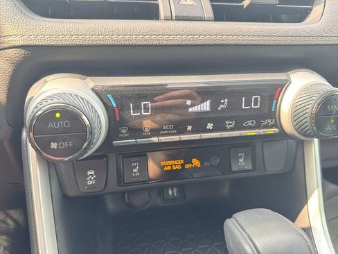 Used 2019 Toyota RAV4 XLE w/ Convenience Package FWD image 17