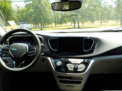 Used 2023 Chrysler Pacifica Touring-L image 15