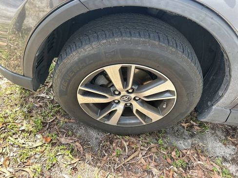 Used 2018 Toyota RAV4 XLE image 4