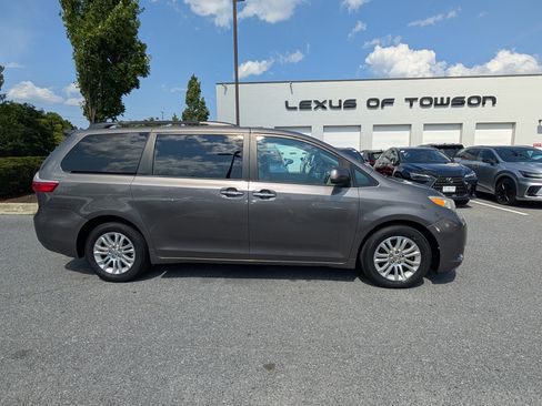 Used 2015 Toyota Sienna XLE w/ XLE Navigation Package FWD image 2