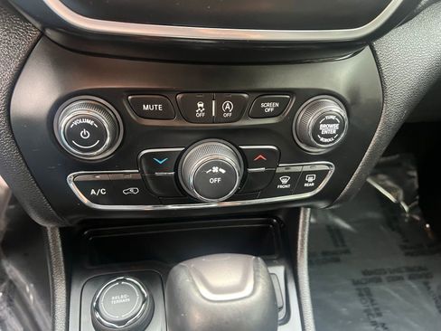 Used 2019 Jeep Cherokee Latitude Plus AWD/4WD image 28