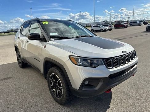 Used 2025 Jeep Compass Trailhawk AWD/4WD image 4