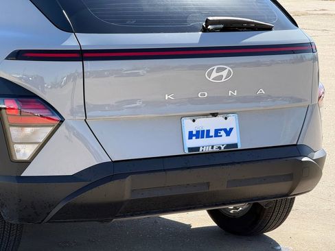 Certified 2025 Hyundai Kona SE image 7