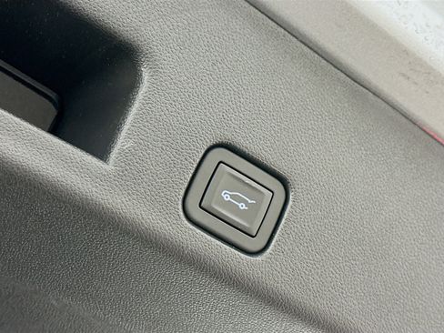 Used 2025 Chevrolet Traverse LT image 32