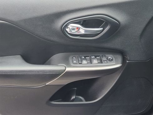 Used 2019 Jeep Cherokee Latitude w/ Popular Appearance Group image 21