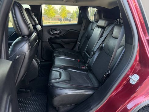 Used 2021 Jeep Cherokee Trailhawk AWD/4WD image 25