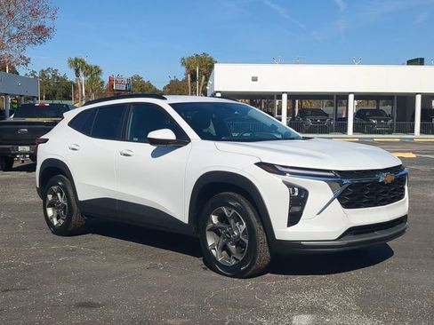 Used 2025 Chevrolet Trax LT w/ LT Convenience Package image 2