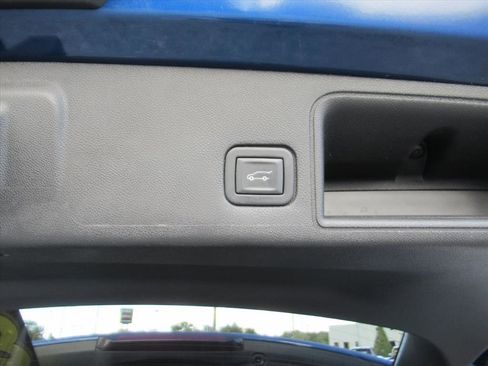 Used 2023 GMC Terrain SLE w/ Driver Convenience Package image 32