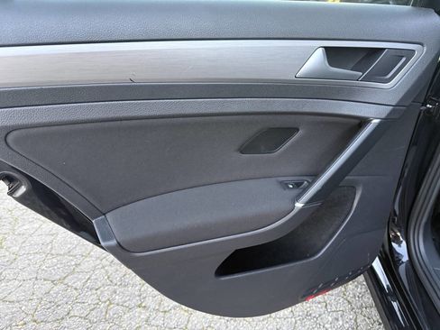 Used 2017 Volkswagen Golf S image 17