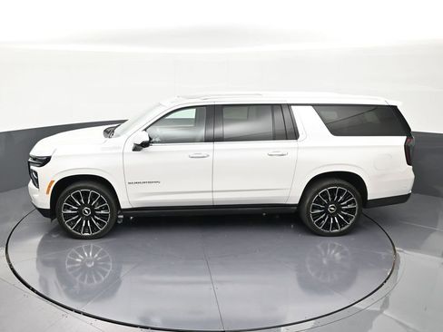Used 2025 Chevrolet Suburban High Country AWD/4WD image 12