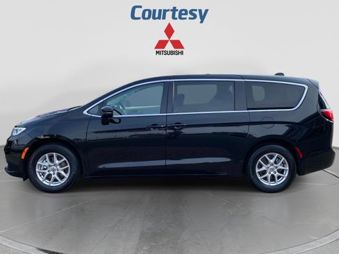 Used 2024 Chrysler Pacifica Touring-L FWD image 2