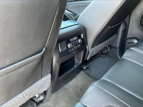 Used 2017 GMC Yukon SLT w/ Premium Edition AWD/4WD image 22