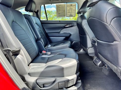 Used 2021 Toyota Highlander XLE FWD image 14