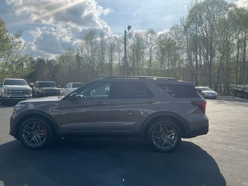New 2026 Ford Explorer ST-Line w/ ST-Line Street Pack RWD image 8