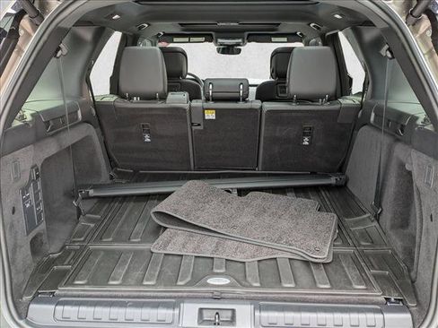 Used 2024 Land Rover Discovery Dynamic SE AWD/4WD image 6