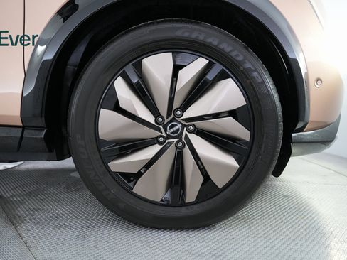 Used 2024 Nissan Ariya Platinum + image 18