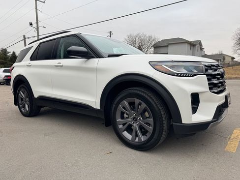 New 2026 Ford Explorer Active w/ Active Comfort Package image 3