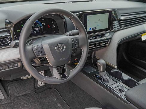 Used 2025 Toyota Camry SE image 9