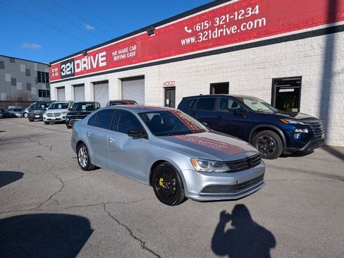 Used 2015 Volkswagen Jetta SE FWD image 4