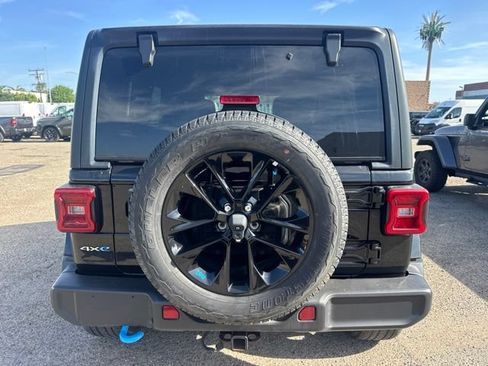 Used 2022 Jeep Wrangler Unlimited Sahara AWD/4WD image 7