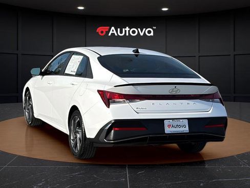 Used 2025 Hyundai Elantra Sport FWD image 3