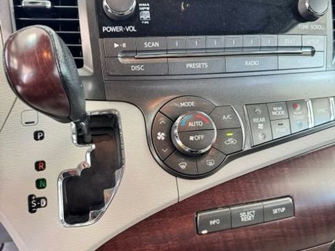 Used 2011 Toyota Sienna XLE w/ Entertainment Pkg FWD image 7