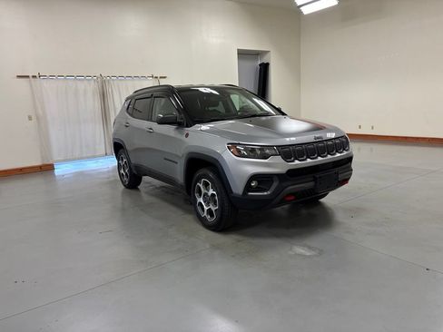 Used 2022 Jeep Compass Trailhawk w/ Trailhawk Convenience Group AWD/4WD image 2