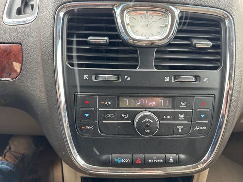Used 2015 Chrysler Town & Country Touring FWD image 21