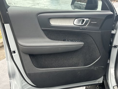 Used 2025 Volvo XC40 B5 Ultra image 11