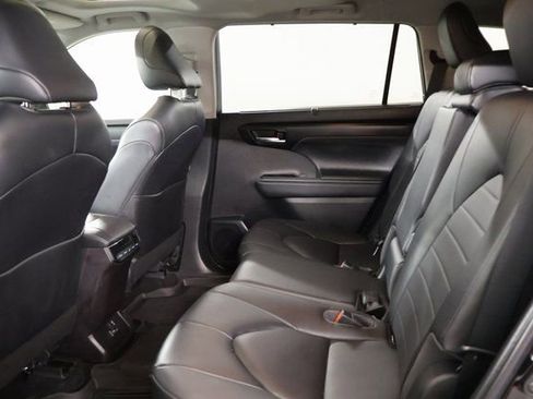 Certified 2023 Toyota Highlander XLE image 12