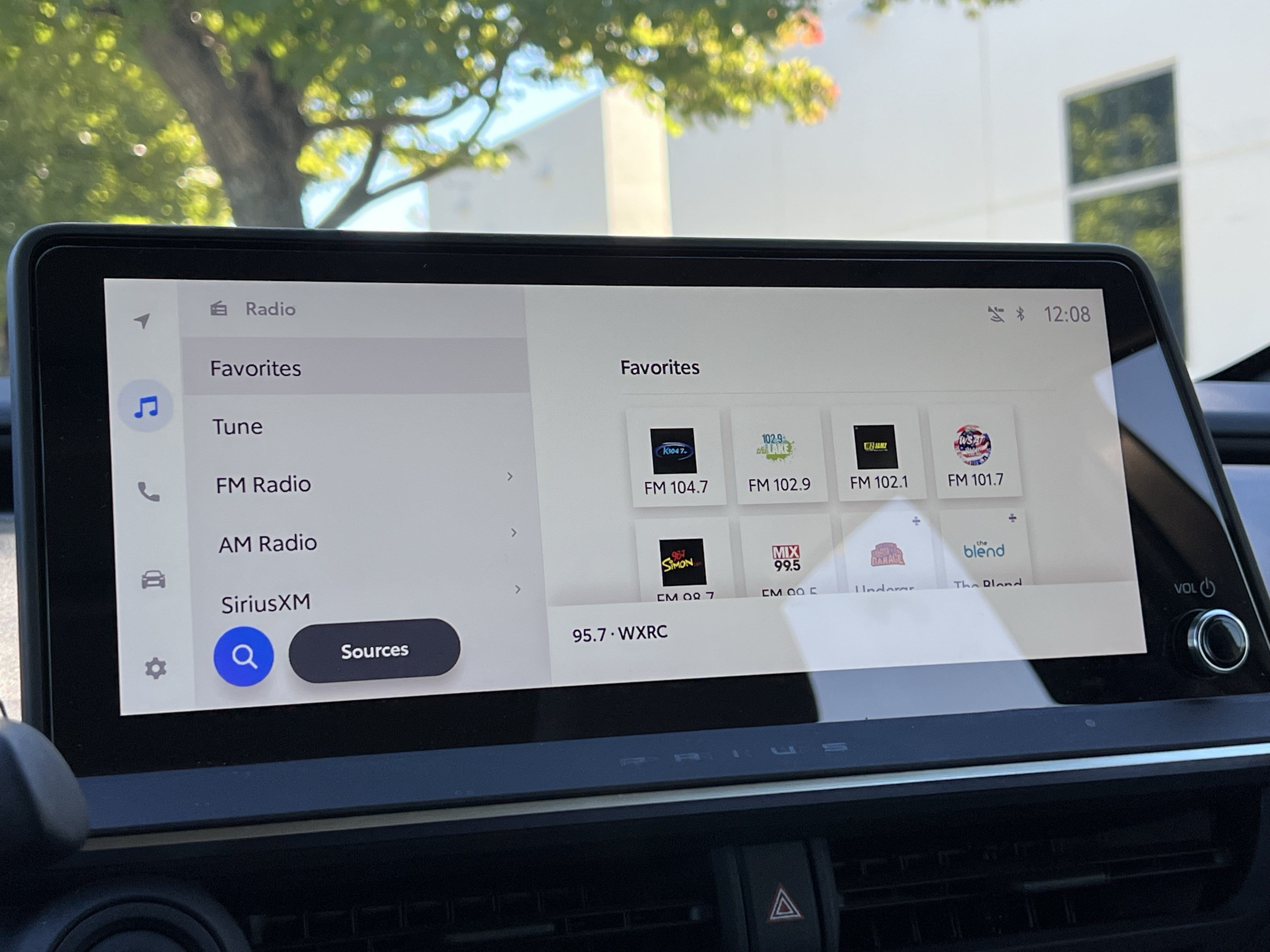 Used 2025 Toyota Prius XLE FWD image 25