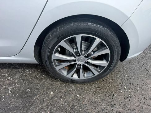 Used 2019 Hyundai Elantra GT FWD image 9