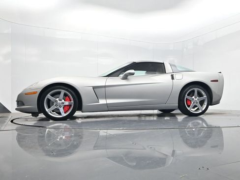 Used 2005 Chevrolet Corvette Coupe w/ Preferred Equipment Group RWD image 34