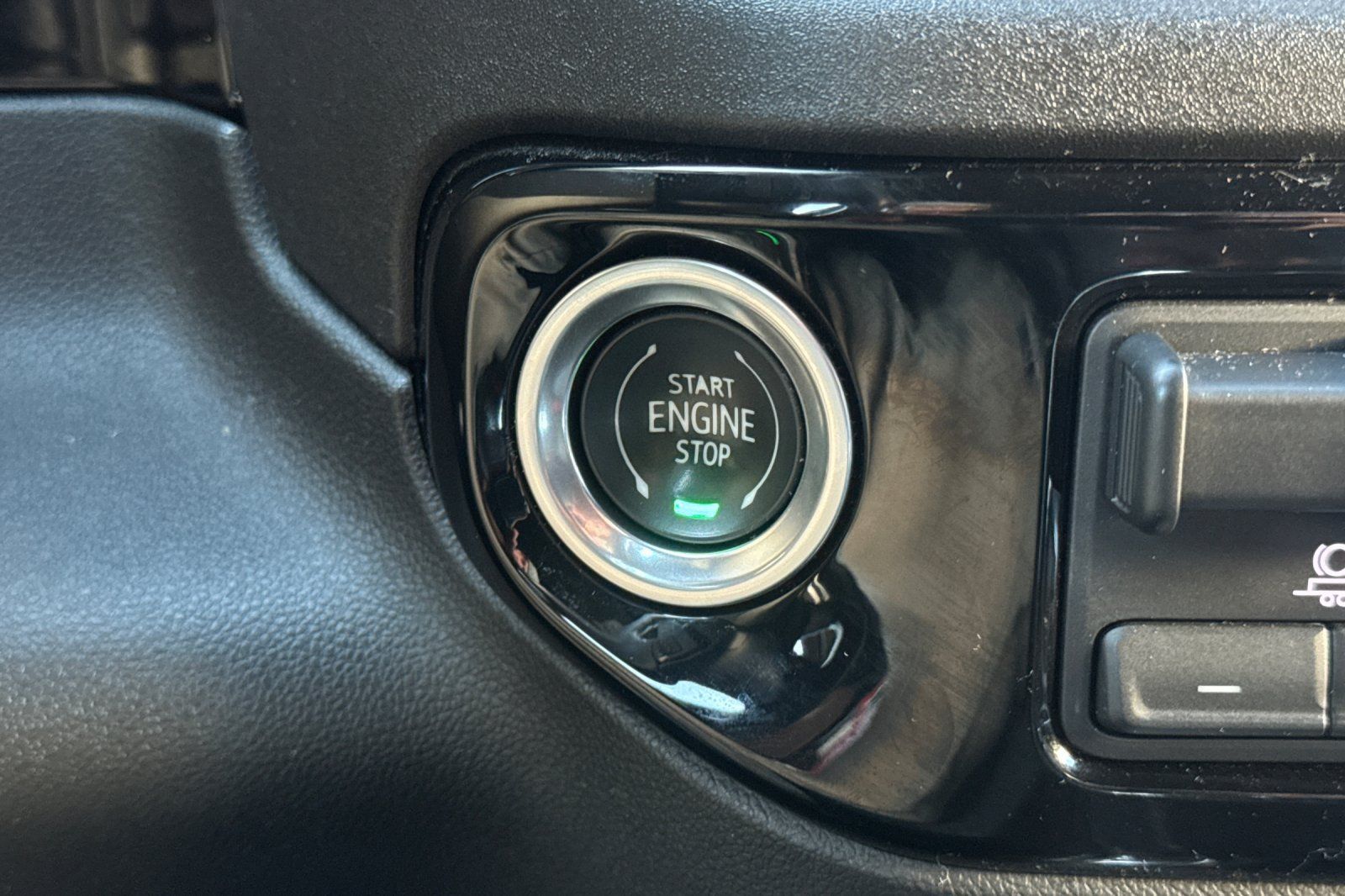 Used 2022 Chevrolet Silverado 1500 LTZ AWD/4WD image 32