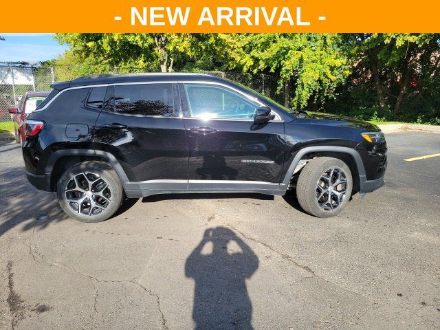 Used 2024 Jeep Compass Limited AWD/4WD image 2