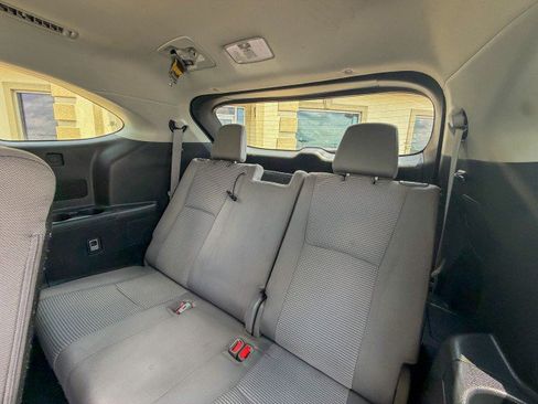 Used 2021 Toyota Highlander L FWD image 7