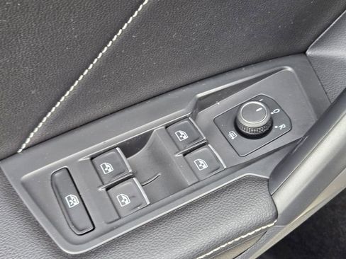 Used 2023 Volkswagen Tiguan SE R-Line image 31